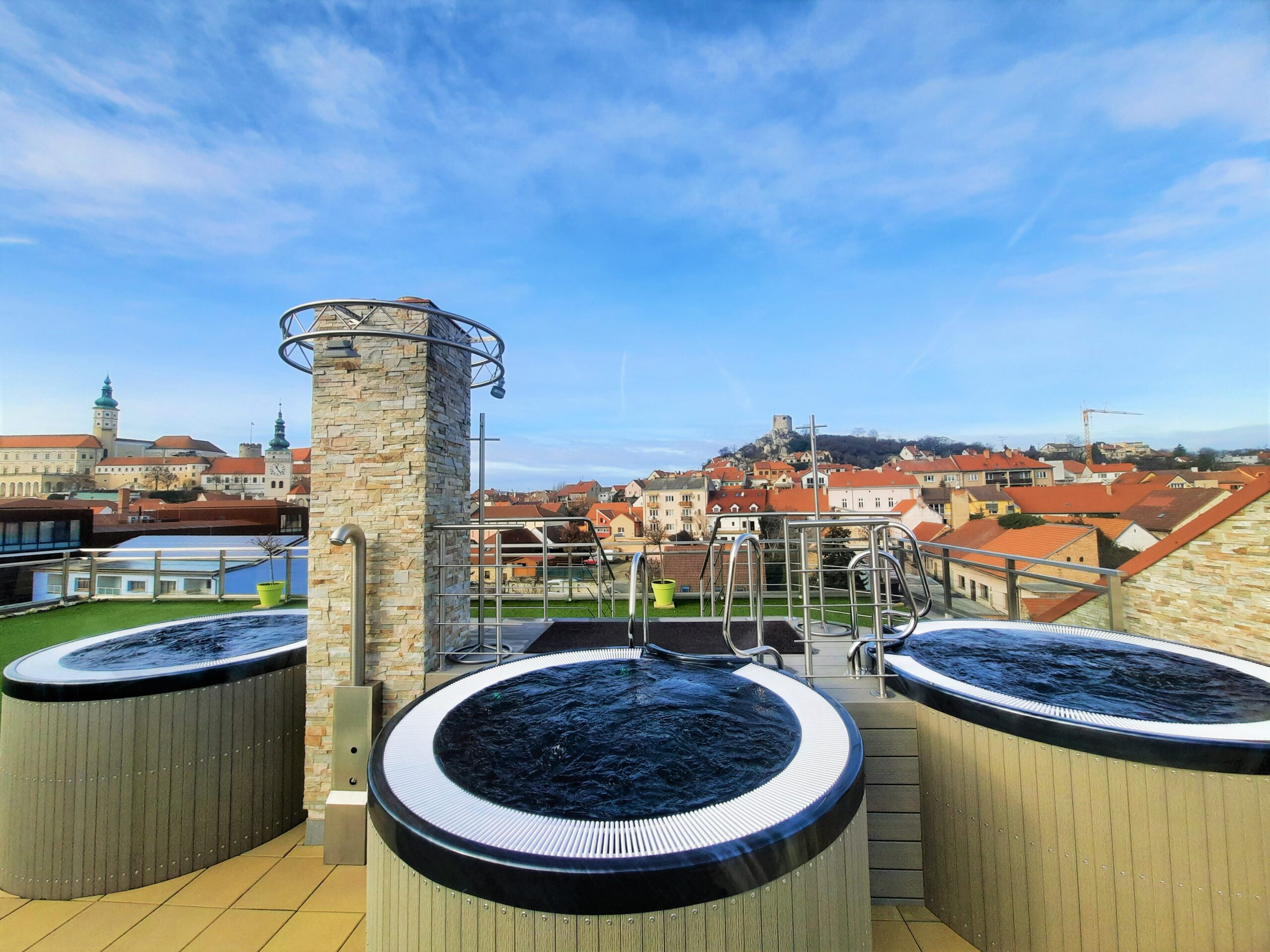 We have three brand new rooftop hot tubs! Hotel Galant
